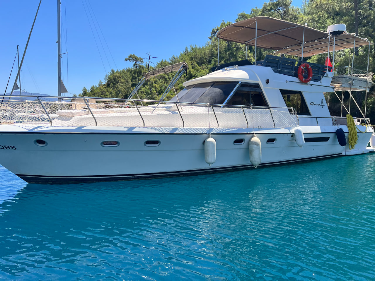 Fors Yacht flybridge ve güneşlenme alanı