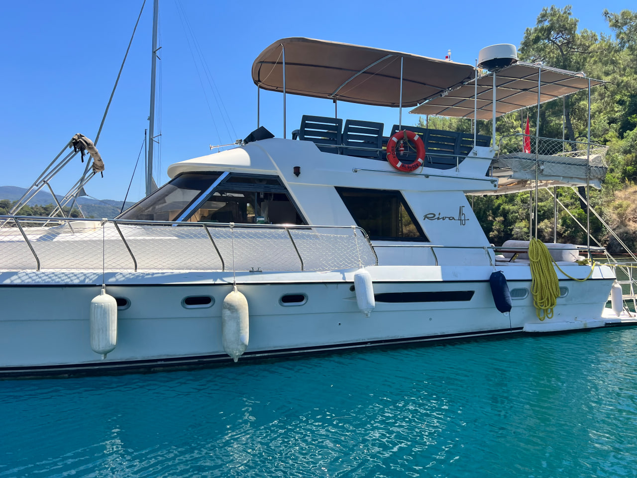 Fors Yacht şık yemek masası ve servis